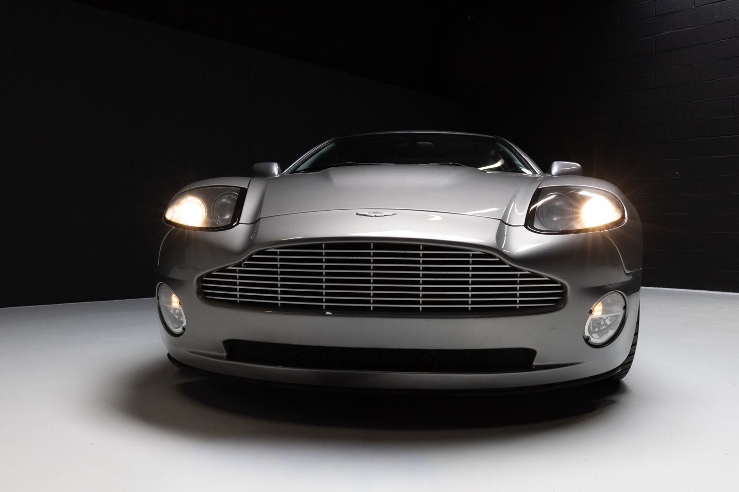 Aston Martin Vanquish V12