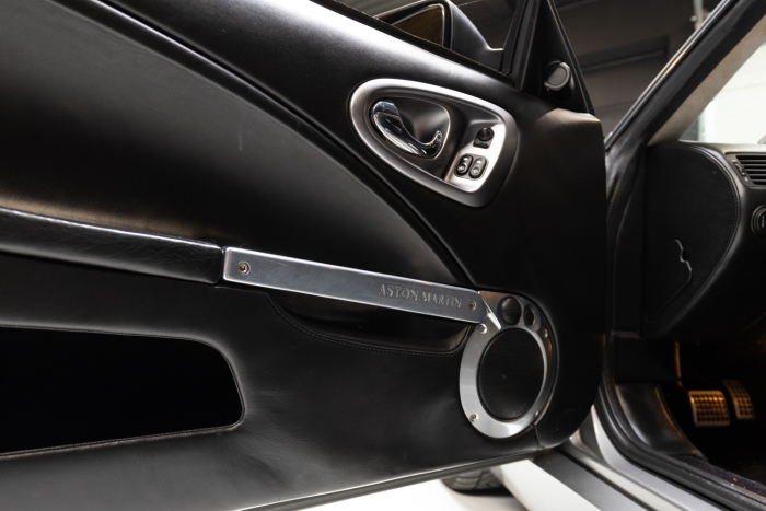 Aston Martin Vanquish V12